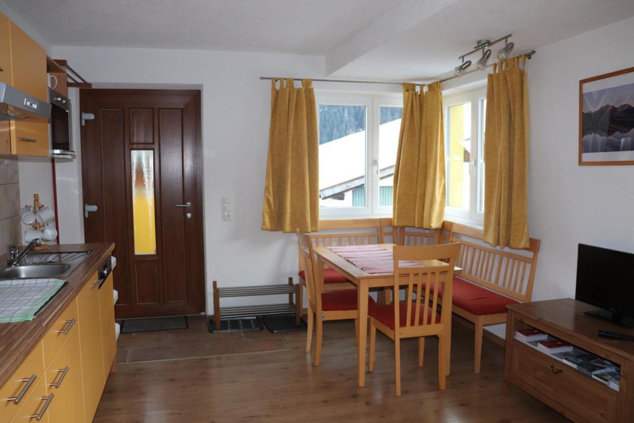 Haus Aperies Apartment Pettneu am Arlberg Exterior photo
